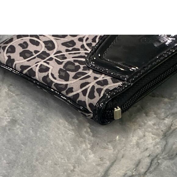 Coach signature canvas wristlet with patent leather - Picture 7 of 13